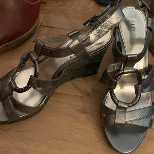 Sliver wedge shoe